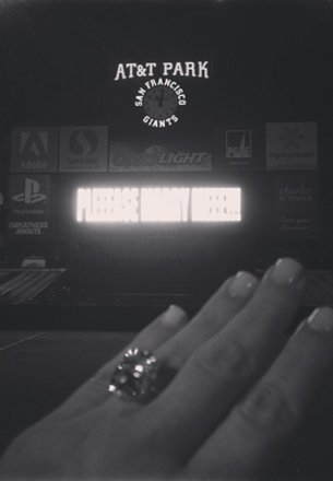 Kim Kardashian mit Diamanten am Finger Kim Kardashian mit Diamanten am Finger