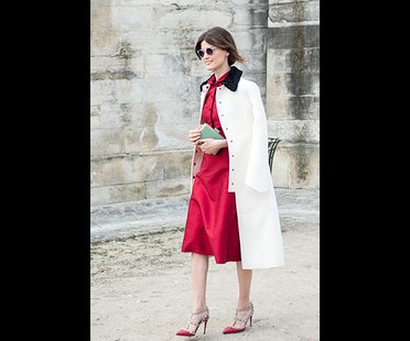 Frau mit Kleid und Mantel
