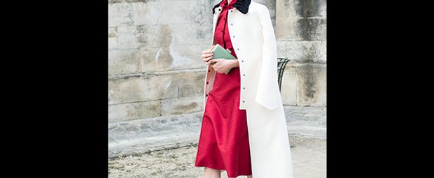 Frau mit Kleid und Mantel