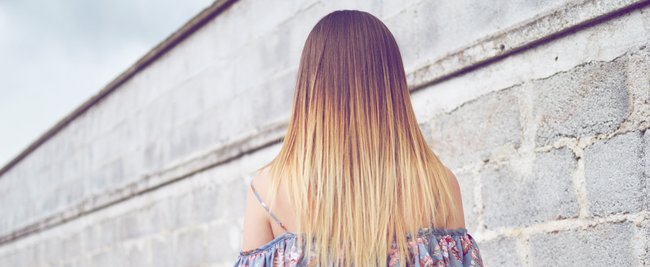 13 Styling-Fehler, die deine Haare platt wirken lassen