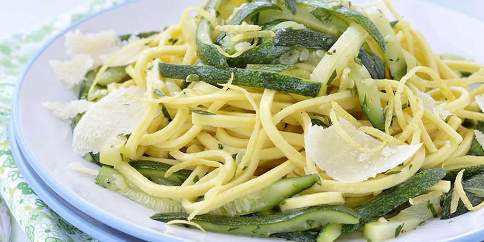 Gemuse Pasta Mal Anders Passende Rezeptideen Zum Food Trend Zoodles Desired De