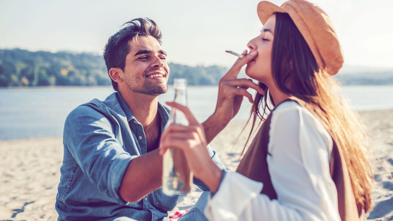 mann und frau rauchen am strand