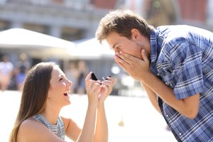 Frau macht Mann Hochzeitsantrag Frau macht Mann Hochzeitsantrag