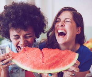 Herrliche selbstironisch: Diese Sternzeichen lachen gut über sich selbst