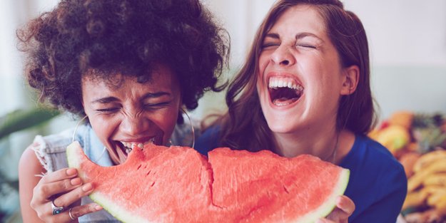Herrliche selbstironisch: Diese Sternzeichen lachen gut über sich selbst