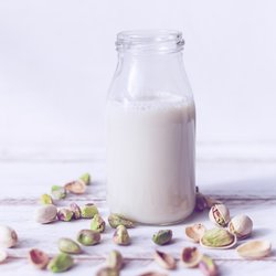 Pistazienmilch: So gesund & umweltfreundlich ist die pflanzliche Milchalternative