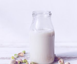 Pistazienmilch: So gesund & umweltfreundlich ist die pflanzliche Milchalternative