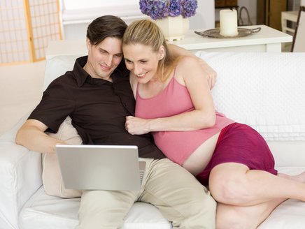 Paar auf Hebammensuche im Internet