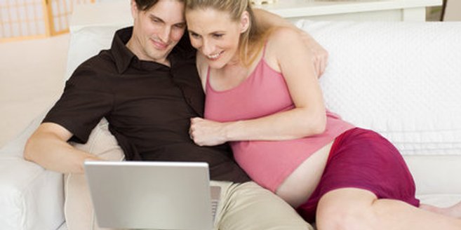 Paar auf Hebammensuche im Internet Paar auf Hebammensuche im Internet