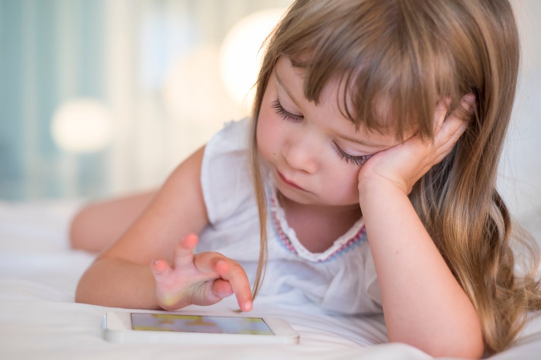 Kleinkinder Nutzung von Tablet und Handy Kleinkinder Nutzung von Tablet und Handy