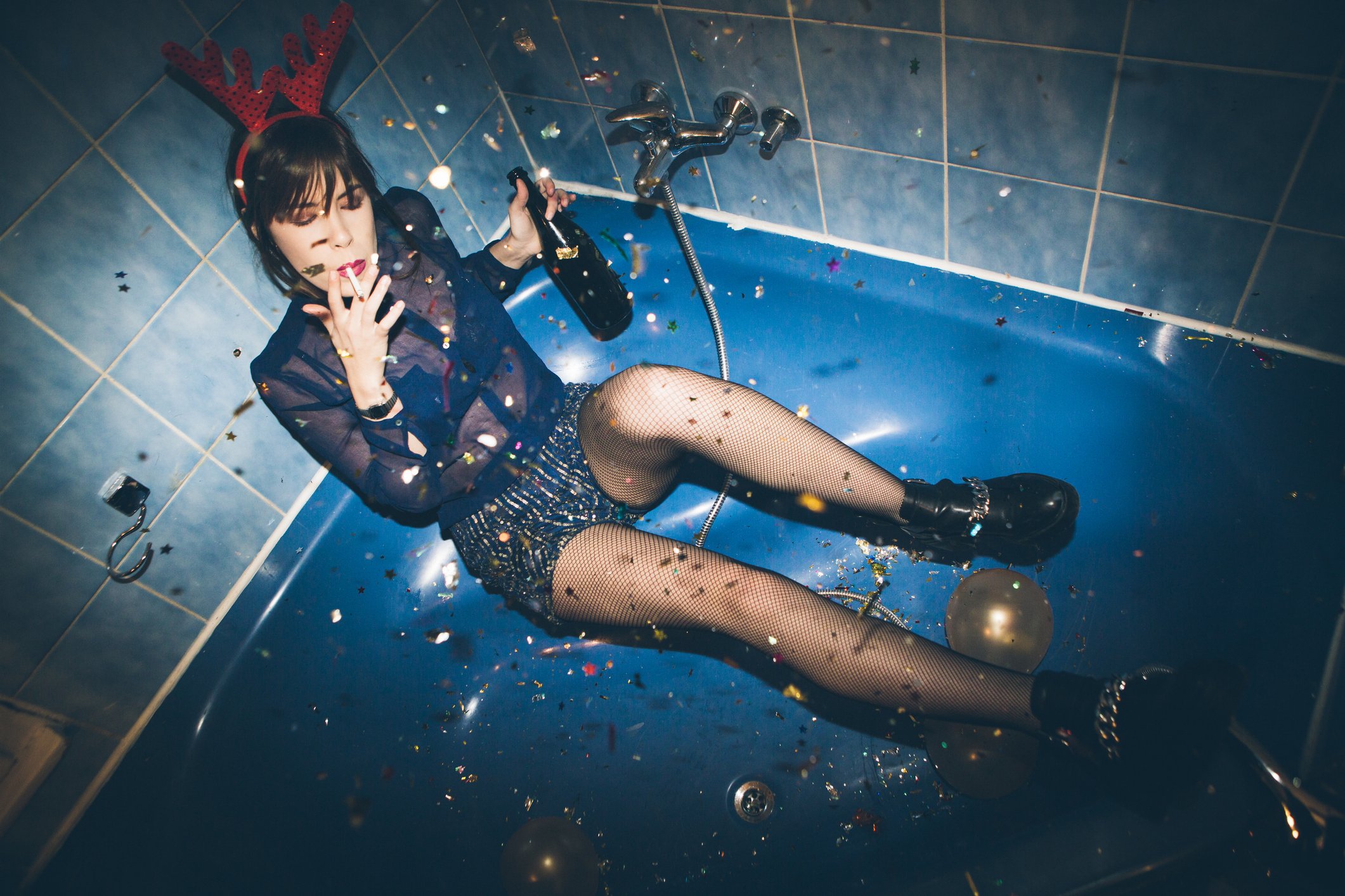 Frau macht Party in der Wanne Frau macht Party in der Wanne