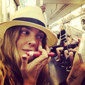 Drew Barrymore schminkt sich in der U-Bahn Drew Barrymore schminkt sich in der U-Bahn