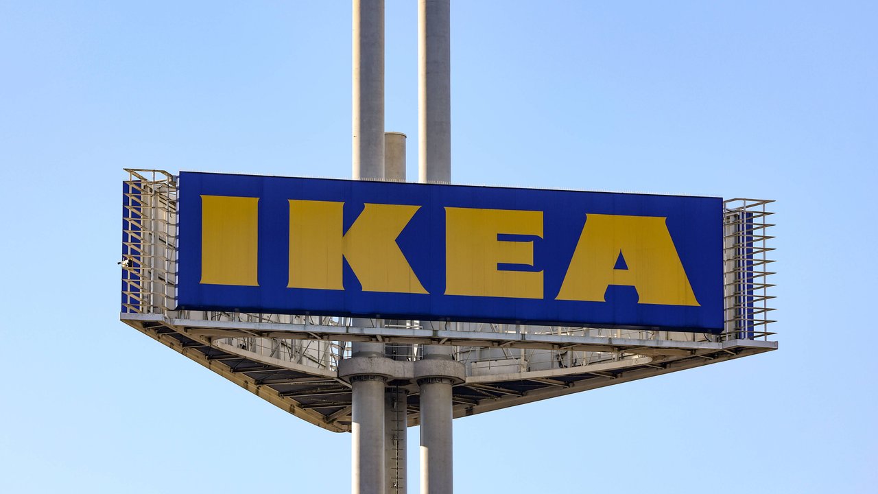 Die Ikea Filiale in Siegen, Turm mit Logo. IKEA am 19.01.2025 in Siegen/Deutschland. *** The Ikea store in Siegen, tower with logo IKEA on 19 01 2025 in Siegen Germany