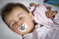 Baby 11 Monate: Schlafen mit Kuscheltier Baby 11 Monate: Schlafen mit Kuscheltier
