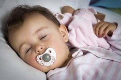 Baby 11 Monate: Schlafen mit Kuscheltier