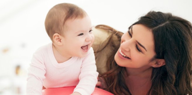 FEP:Mutter spielt mit ihrem Baby FEP:Mutter spielt mit ihrem Baby