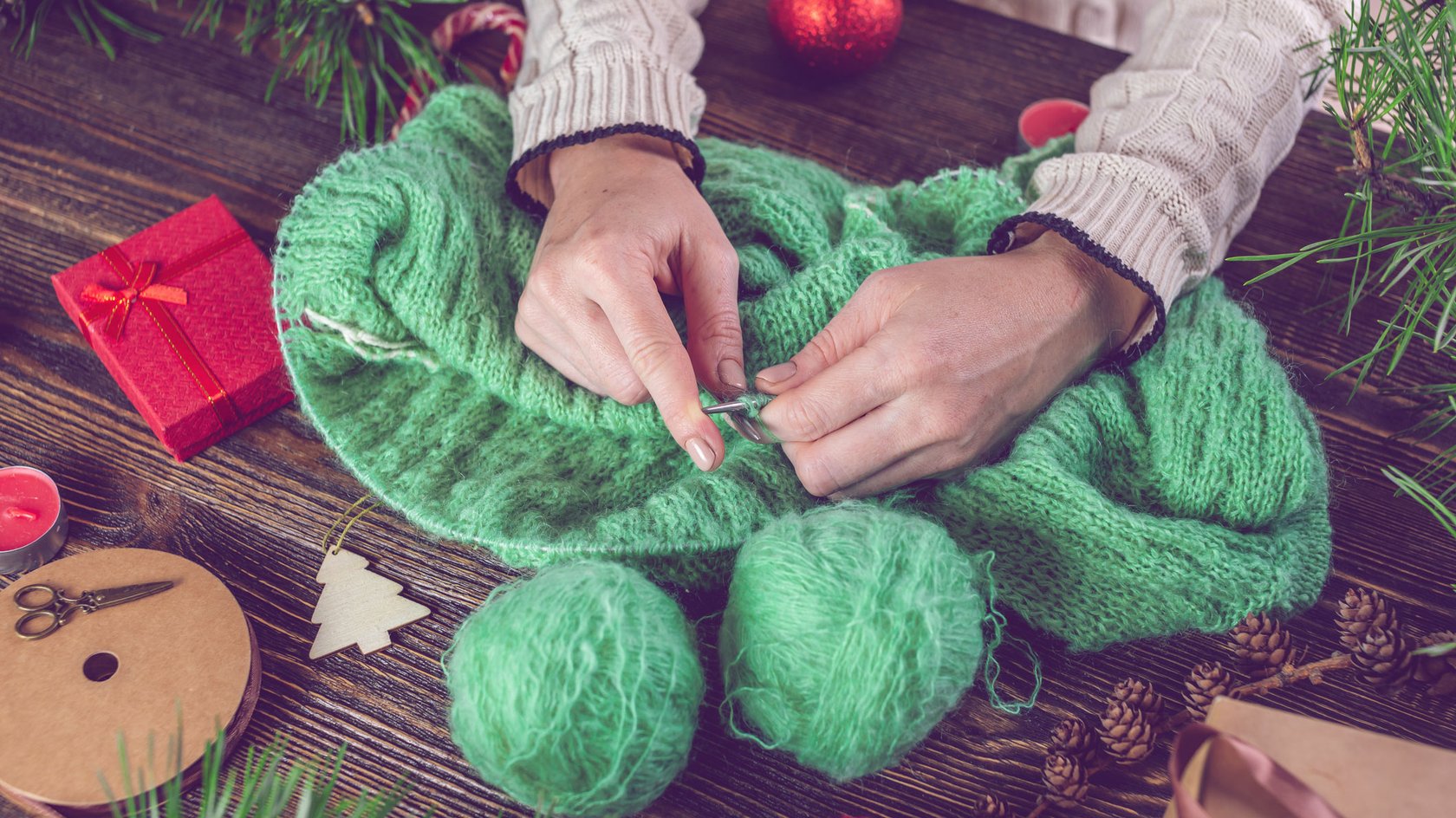 Erst gestrickt, dann gefilzt: So entsteht in kurzer Zeit ein individueller Weihnachtspulli