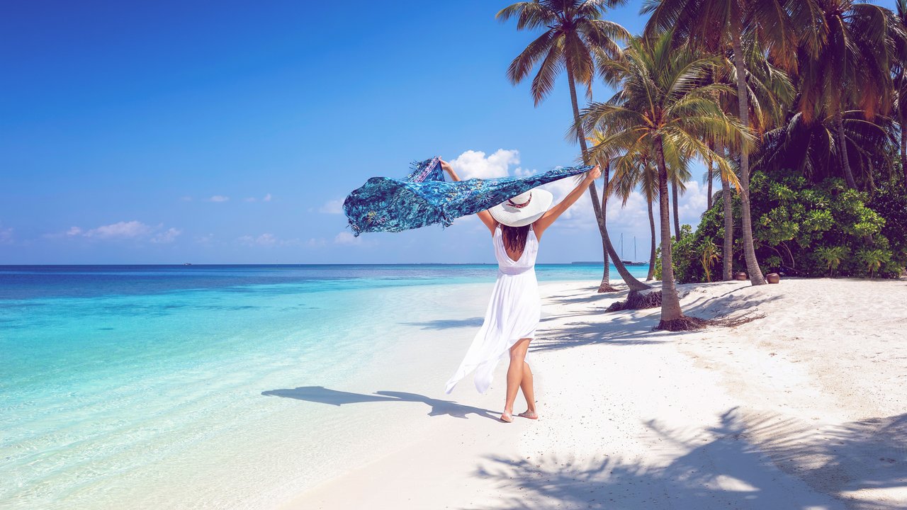 Dame in Strandkleid am Strand