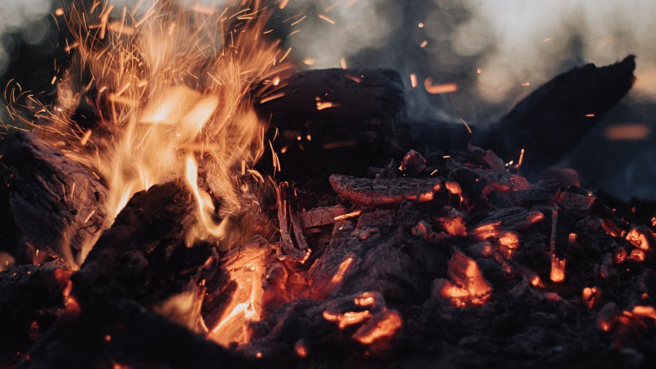 Ihr Mann stirbt bei einem Feuer, doch welche Geheimnisse hat er seiner Frau verschwiegen?