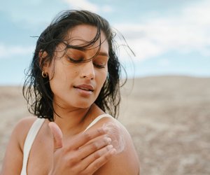 7 Sonnencreme-Fehler, die fast jeder macht (und die deine Haut hasst)