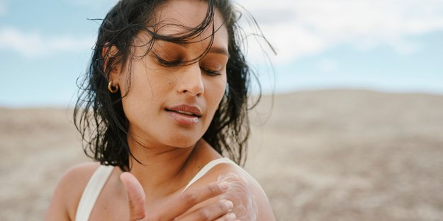 7 Sonnencreme-Fehler, die fast jeder macht (und die deine Haut hasst)