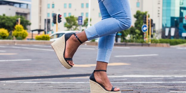 Was sind Wedges? So stylt man die Trendsandale