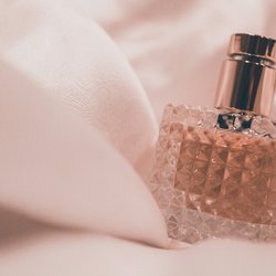 Dieses blumige Sandelholz-Parfum von Rossmann duftet sinnlich und leicht