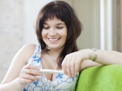 Zervixschleim und die symptothermale Methode: Frau misst ihre Temperatur. Zervixschleim und die symptothermale Methode: Frau misst ihre Temperatur.