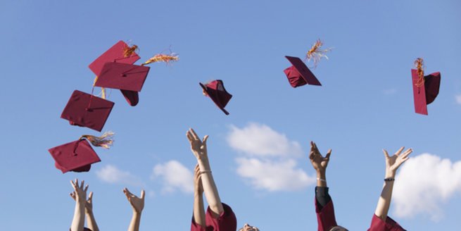 Schulabschluss: Schüler feiern das Ende der Schulzeit Schulabschluss: Schüler feiern das Ende der Schulzeit