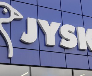 Dieses helle Lounge-Set von Jysk bringt luxuriöse Vibes in deinen Garten