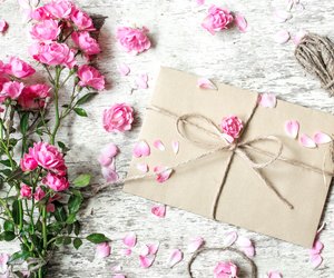 Papierhochzeit: Geschenke & Sprüche zum 1. Hochzeitstag