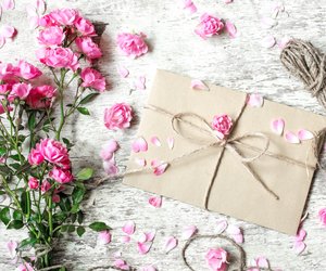 Papierhochzeit: Geschenke & Sprüche zum 1. Hochzeitstag