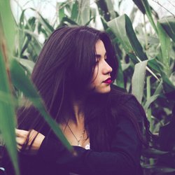 So stylst du dickes Haar: 6 einfache Frisuren, die immer funktionieren