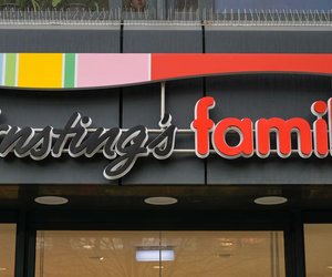 Schokoladige Weihnachten: Dieser 3-Euro-Baumschmuck von Ernsting's family ist perfekt für Pralinenfreunde