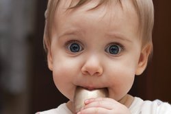 Baby, 7 Monate beim Essen. Baby, 7 Monate beim Essen.