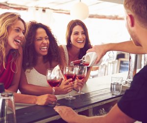 Barkeeper verraten: Das lieben und hassen sie an Kunden!