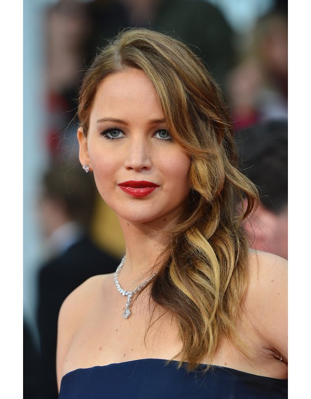Jennifer Lawrence mit rotem Lippenstift Jennifer Lawrence mit rotem Lippenstift