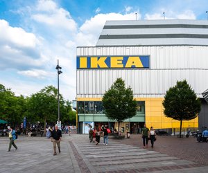 Perfekt für den Heimweg vom Badesee: Die wasserdichte Tasche von Ikea ist ein Schnäppchen