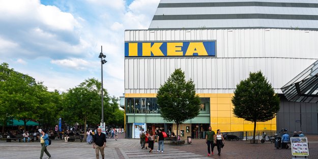 Perfekt für den Heimweg vom Badesee: Die wasserdichte Tasche von Ikea ist ein Schnäppchen