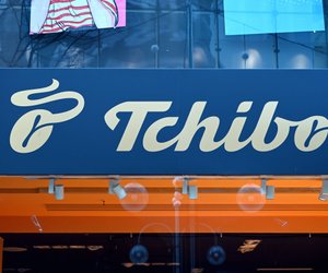 Bei Tchibo im Angebot: Die Dreibein-Stehleuchte wirkt richtig edel