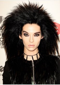 Bill Kaulitz mit toupierten Haaren und schwarz geschminkten augen Bill Kaulitz mit toupierten Haaren und schwarz geschminkten augen