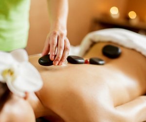 Hot Stone Massage: Tiefenentspannt dank Wärme