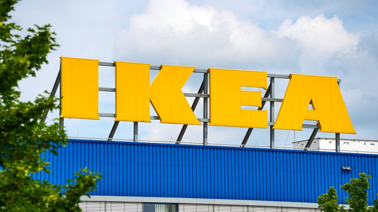 Bei Ikea sicherst du dir eine coole und gleichzeitig nachhaltige Hängeleuchte.