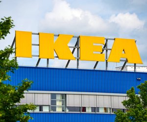 Die beigefarbene Hängeleuchte von Ikea mit außergewöhnlichem Retro-Design