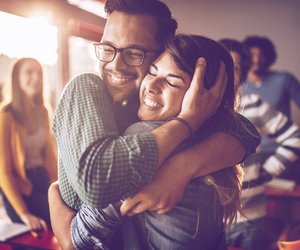 Traumdeutung Umarmung: Steht das Motiv für den Wunsch nach Zuneigung?