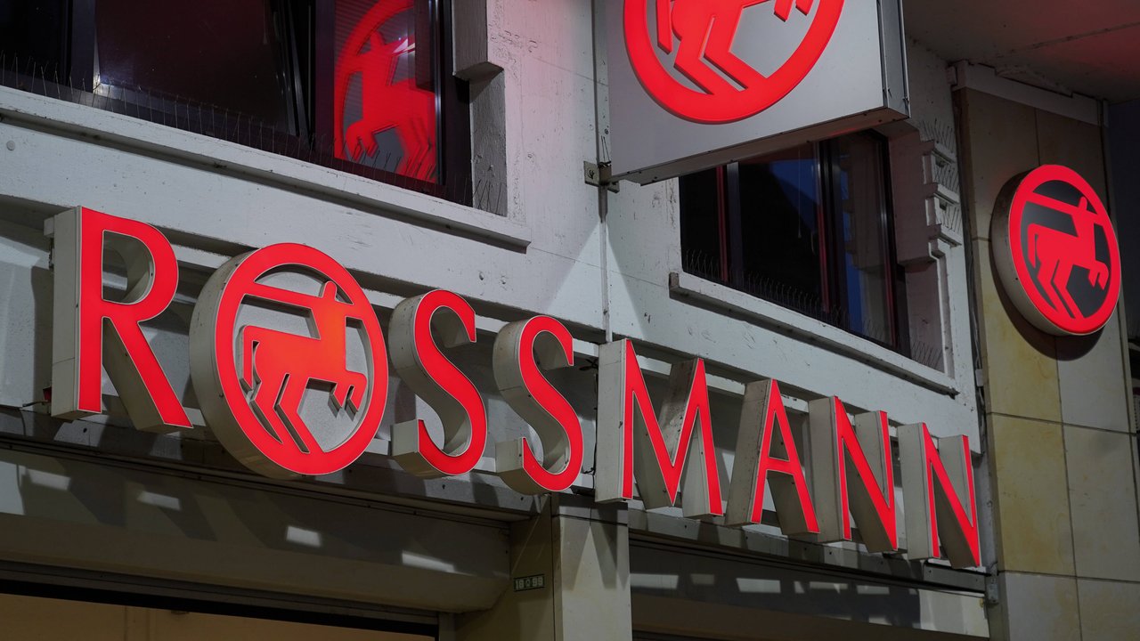Das Kosmetik-Pinsel-Set von Rossmann erleichtert das Auftragen von Make-up, Puder oder Lidschatten. 