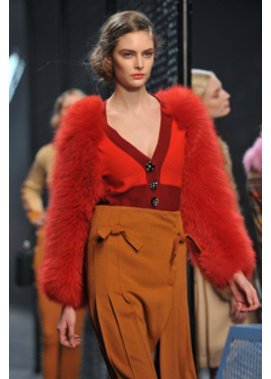 Seitlicher Dutt: Trendfrisuren bei Sonia Rykiel auf der Fashion Week Paris Seitlicher Dutt: Trendfrisuren bei Sonia Rykiel auf der Fashion Week Paris
