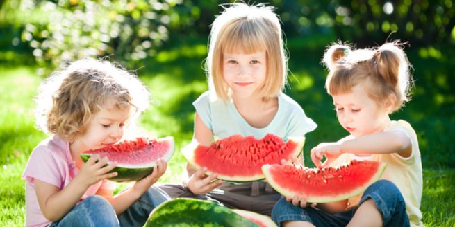 Diabetes bei Kindern: Kinder essen eine Wassermelone