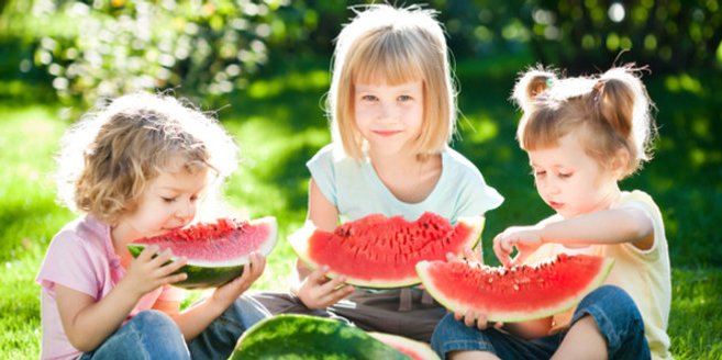 Diabetes bei Kindern: Kinder essen eine Wassermelone Diabetes bei Kindern: Kinder essen eine Wassermelone