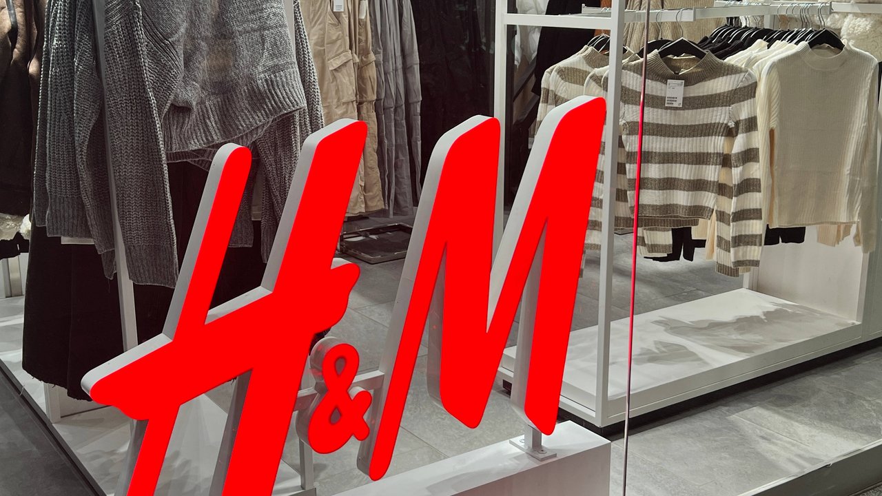Bei H&M findet ihr trendige It-Pieces im Stil von Hermine Granger.
